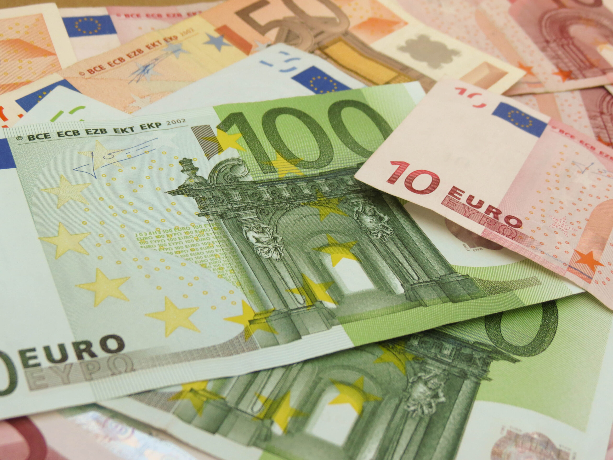 سعر اليورو في السوق السوداء والبنوك اليوم الاربعاء 13 ديسمبر2023