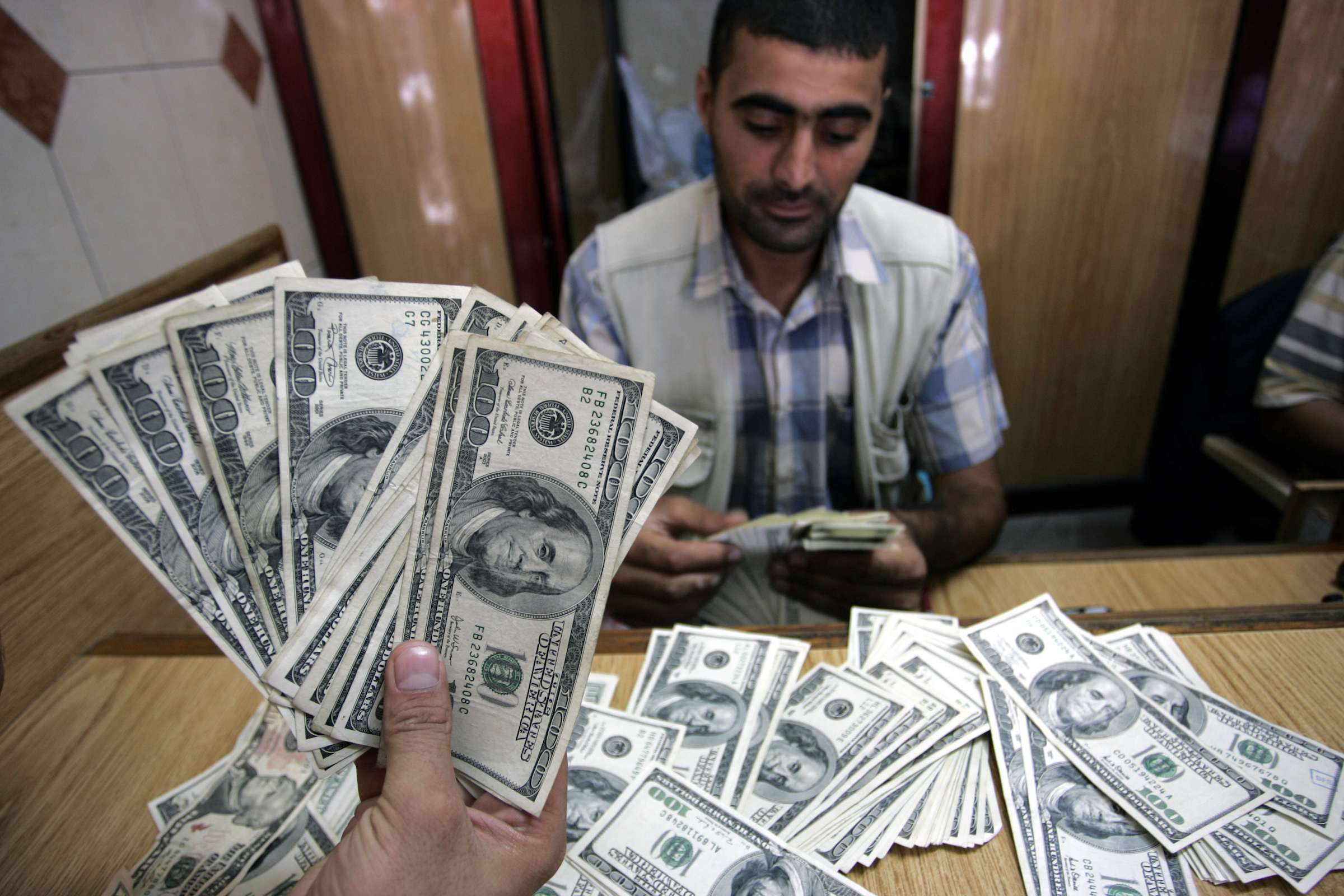 اعرف بكم سعر الدولار اليوم في الاسواق العراقيه مقابل الدينار العراقي بتاريخ 13 ديسمبر 2023