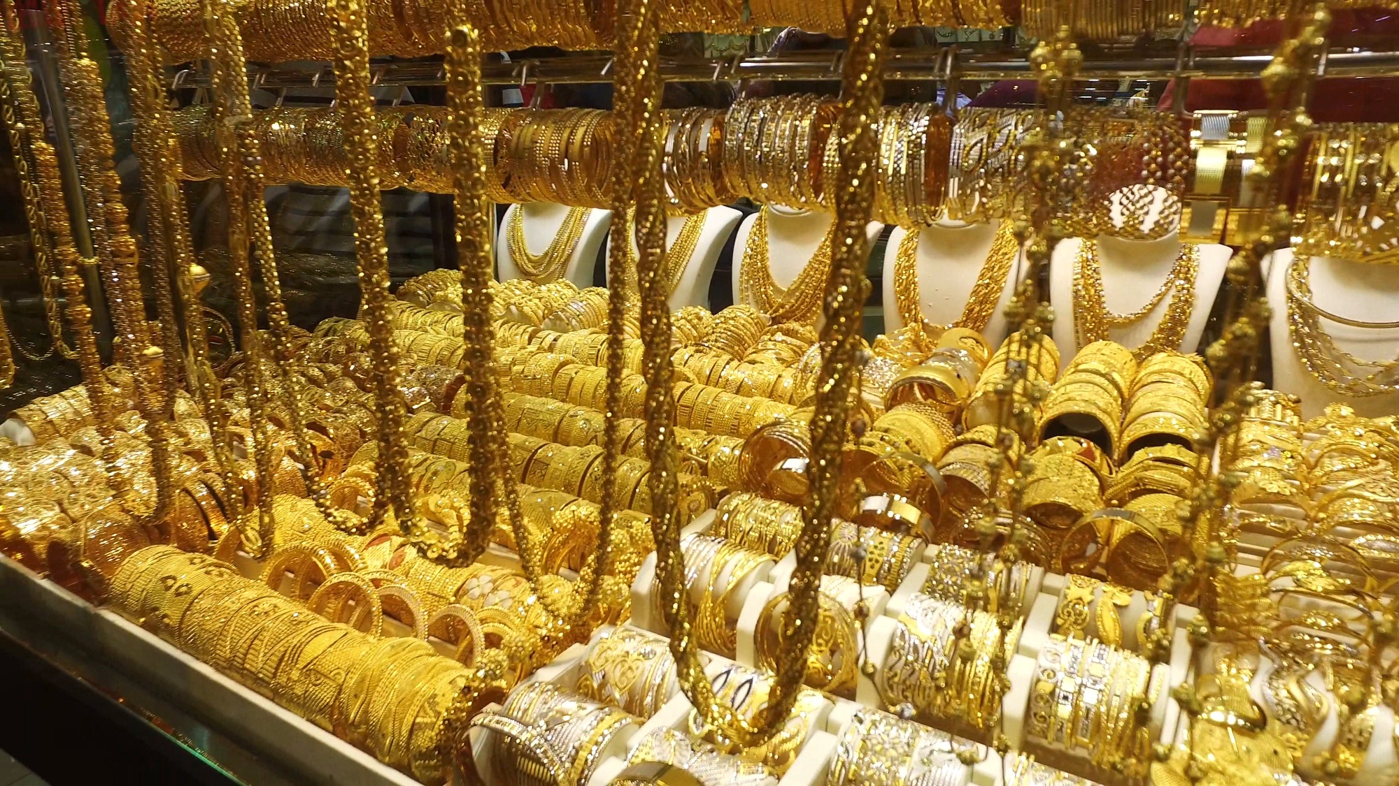 سعر الذهب عيار 21 بكام النهارده اليوم الاثنين 11 ديسمبر 2023 في جميع محلات الصاغة